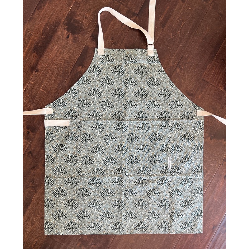 New Wing Studio- Adult Apron Cyndi’s Centerpiece